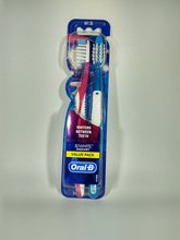 Load image into Gallery viewer, Oral-B 3D White Radiant Whitening Manual Toothbrush, 2 Count
